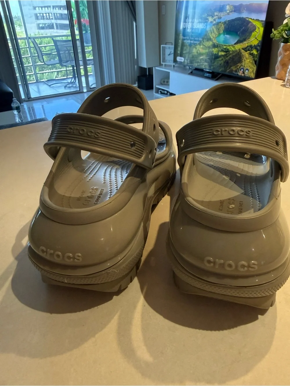 NWOT Crocs Classic Crush Sandal Platform Taupe Mushroom Size Women’s 6 / Men’s 4